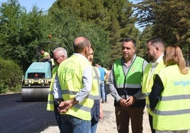 El presidente de la Diputación, Francis Rodríguez, conversa con los responsables de las obras, en presencia del diputado José Ramón Jiménez.