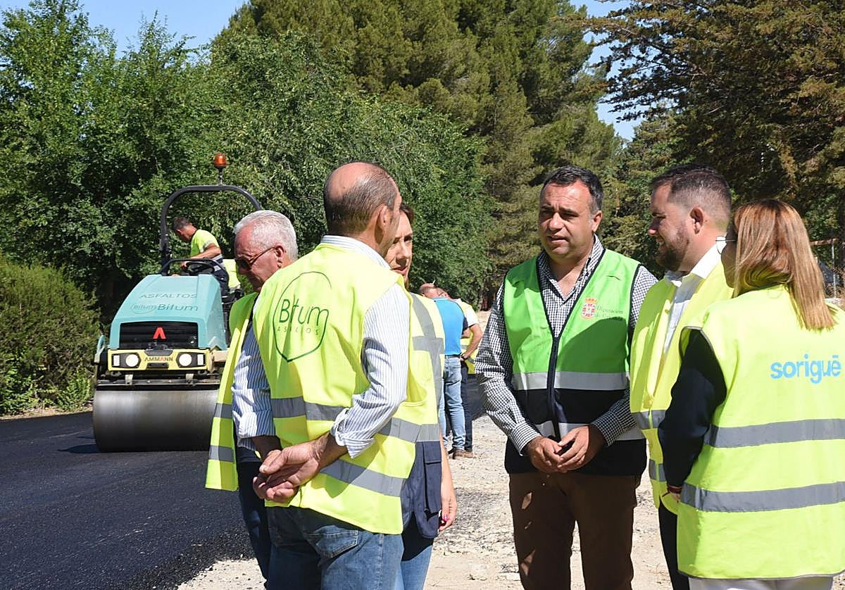 El presidente de la Diputación, Francis Rodríguez, conversa con los responsables de las obras, en presencia del diputado José Ramón Jiménez.