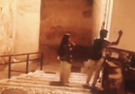 Las cámaras de seguridad de Granada captaron la pintada.