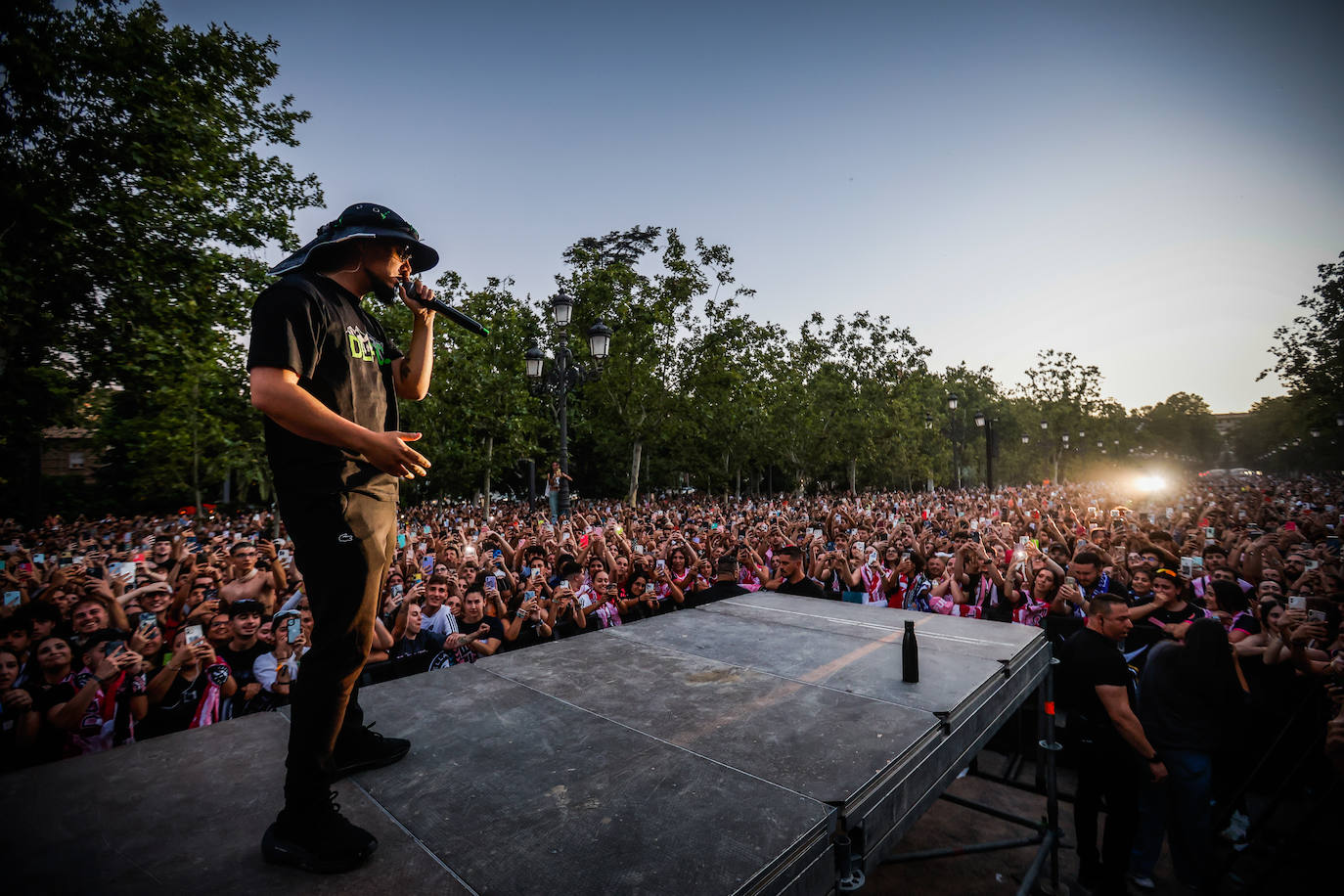 El concierto de Dellafuente en el Paseo del Salón, en imágenes