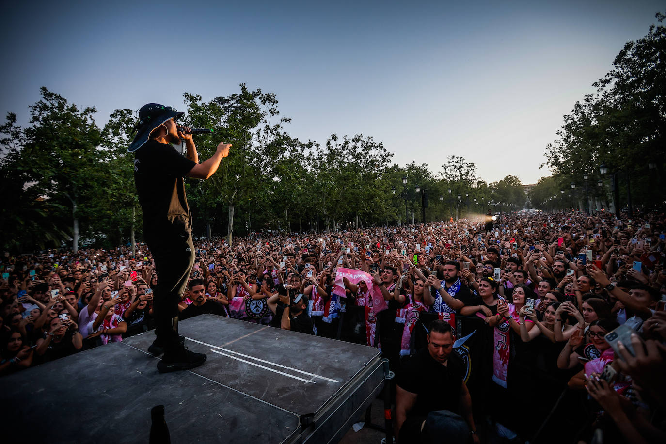 El concierto de Dellafuente en el Paseo del Salón, en imágenes