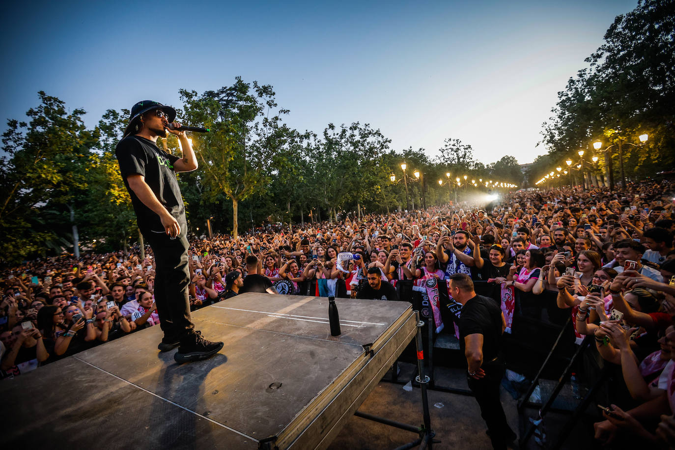 El concierto de Dellafuente en el Paseo del Salón, en imágenes