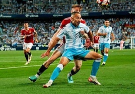 Dura pelea del Málaga en la eliminatoria por el ascenso a Segunda contra el Nàstic.