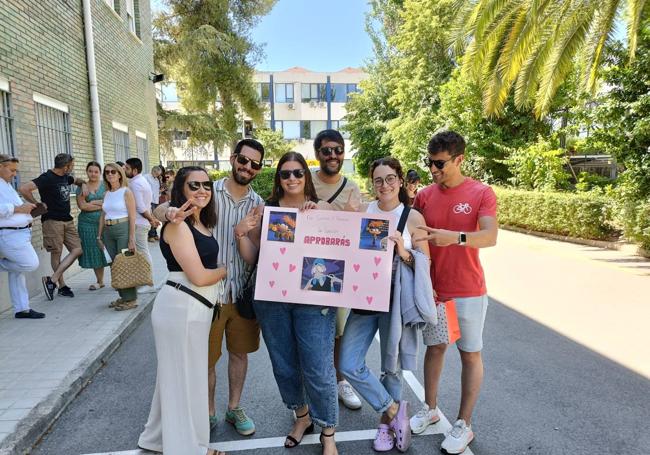 Eva, rodeada por sus amigos, que la recibieron con una pancarta de ánimo tras terminar la prueba.