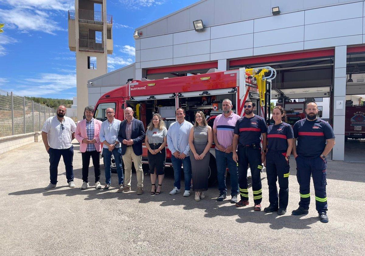 El diputado José Luis Hidalgo visitando el parque de bomberos de Cazorla