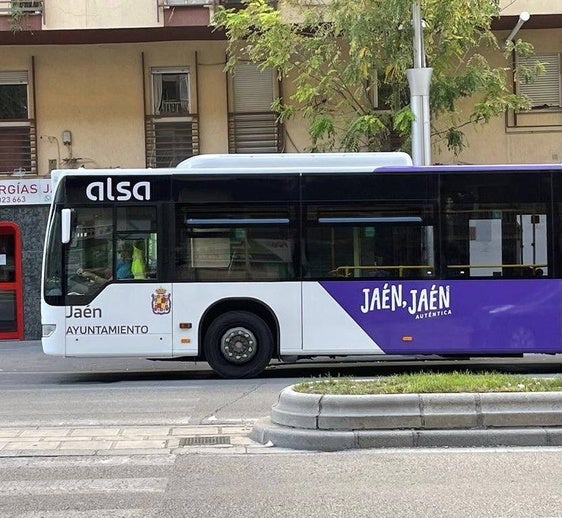 Autobús urbano de la capital jienense, circulando por la avenida de Andalucía.