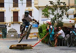 Uno de los piltos realiza un salto durante la prueba en Güéjar Sierra.