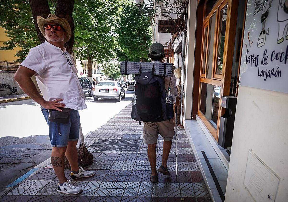 Un turista pasea por la localidad de Lanjarón el pasado viernes.