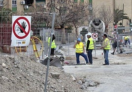 Un grupo de trabajadores se afana en una obra pública en la capital granadina en una imagen de archivo.