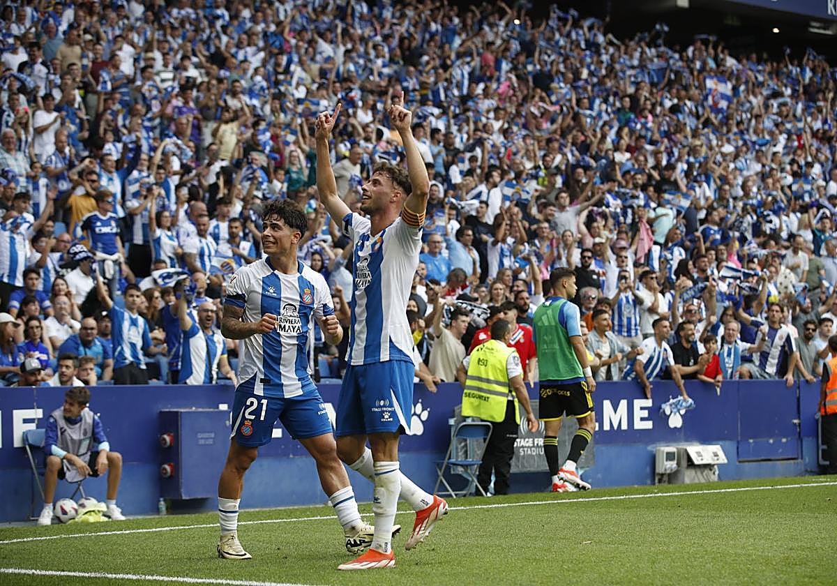 Puado celebra con su afición uno de sus goles.