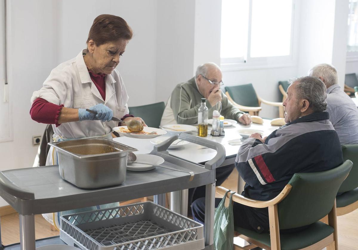 Servicio de almuerzo en el comedor social de la Chana.