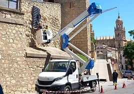 Retirada del jardín vertical de la muralla situada junto a la Carrera de Jesús.
