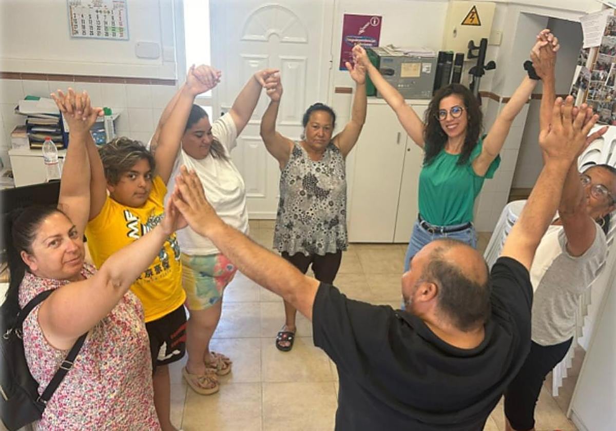 Níjar enseña a valorar los orígenes y tradiciones del pueblo gitano con un taller en El Barranquete