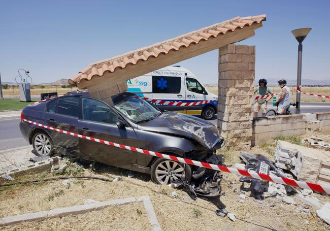 Las imágenes del coche abandonado y empotrado en una rotonda de Granada.