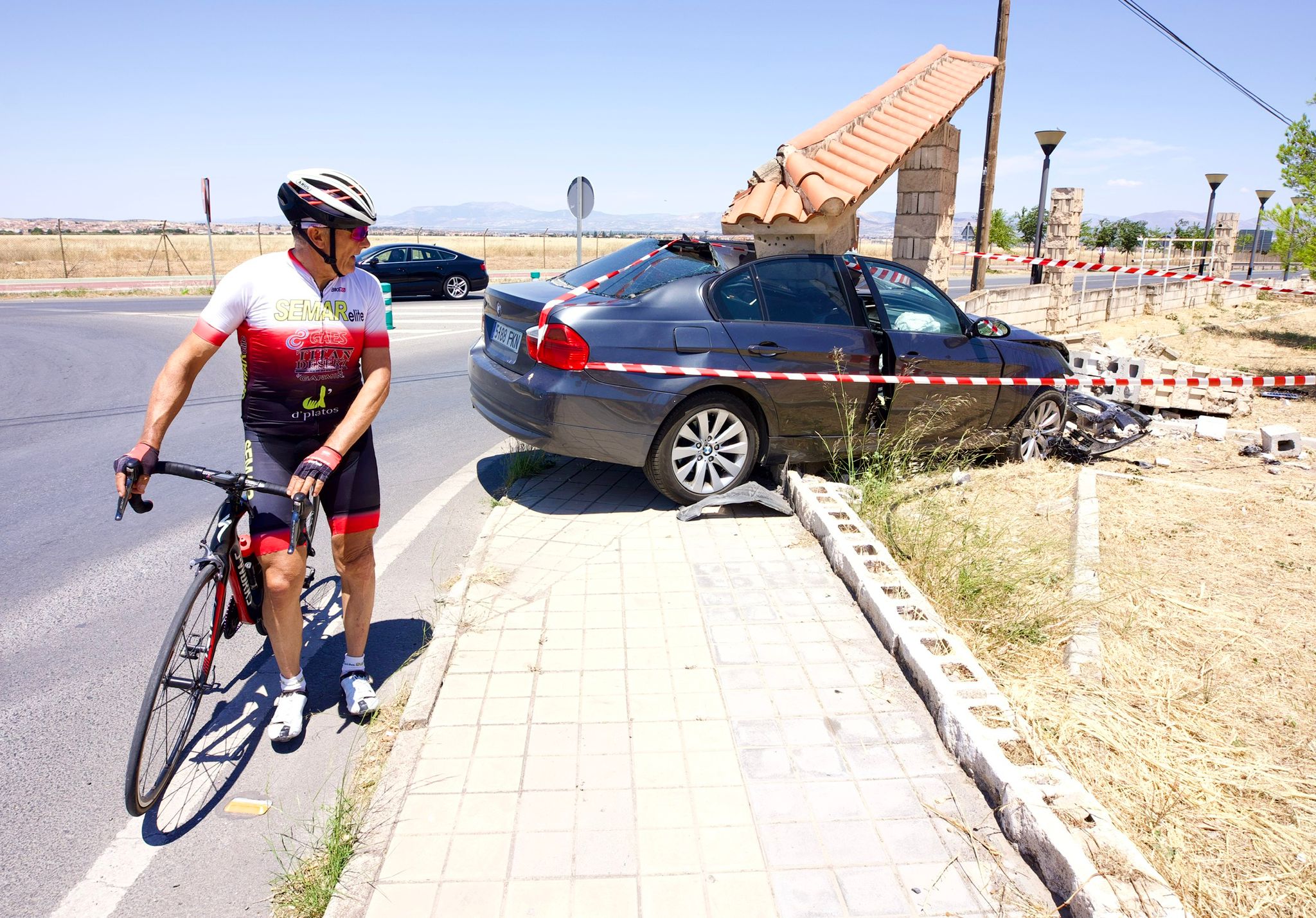 Las imágenes del coche abandonado y empotrado en una rotonda de Granada