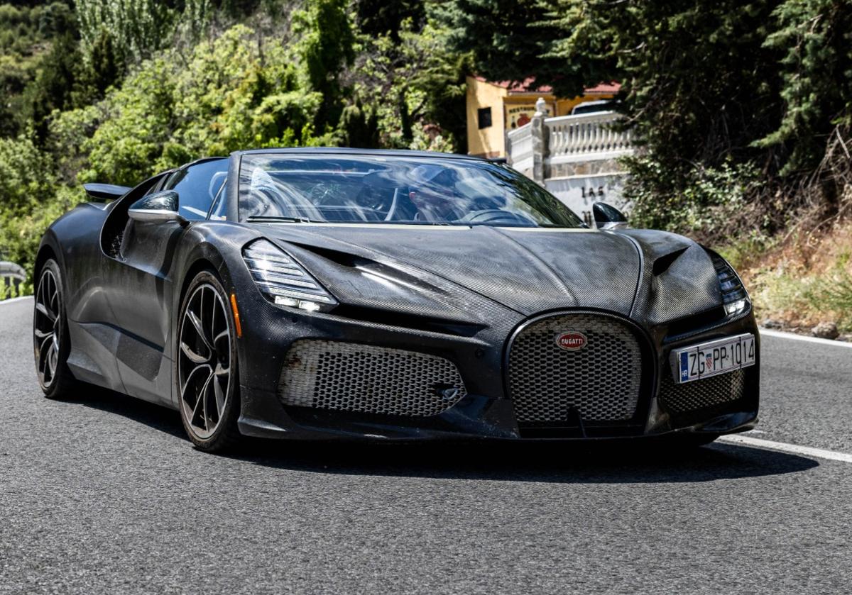 El coche Bugatti W16 Mistral en Sierra Nevada.