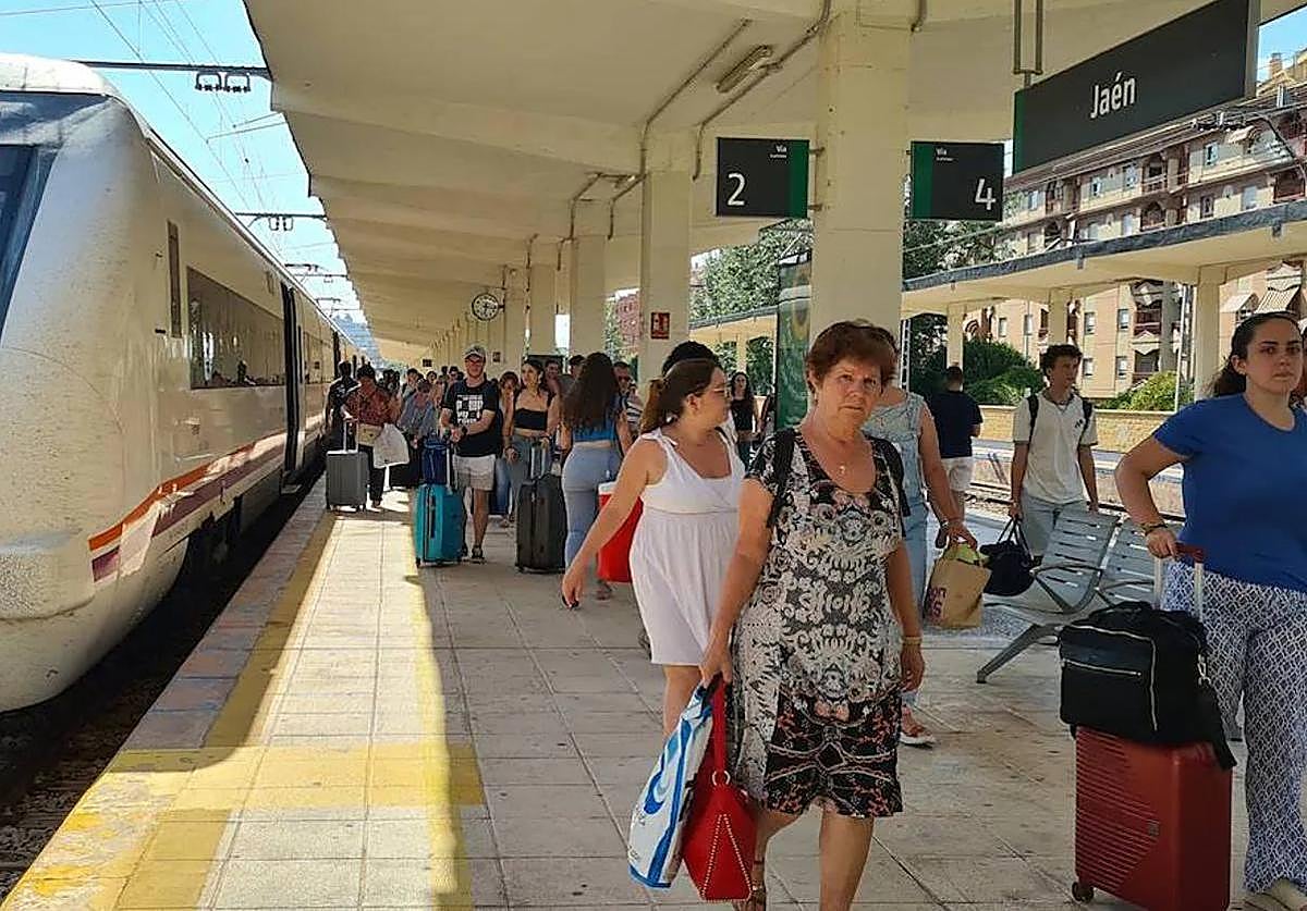 Viajeros llegando a la estación de Jaén, el verano del año pasado.
