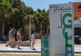 Turistas cerca del Club Los Moriscos, en la zona del campo de golf.