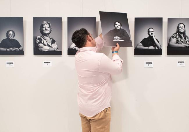 Manolo Sastre, colgando su foto.