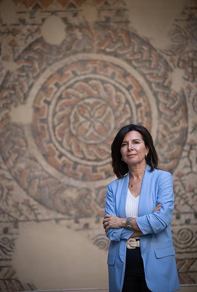 Ginés junto a uno de los mosaicos encontrados en los Mondragones.