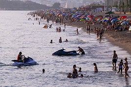 Usuarios con motos de agua en la Playa de Salobreña