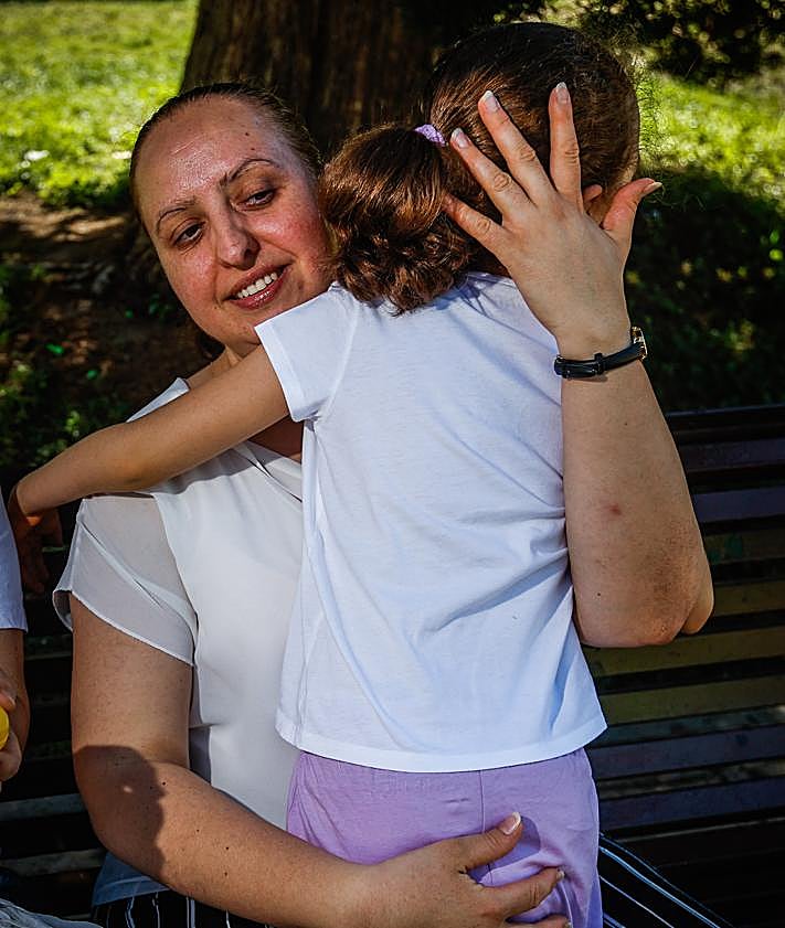 Imagen secundaria 2 - Inma y Conchi 'persiguen' a Alma por los toboganes de Maracena.