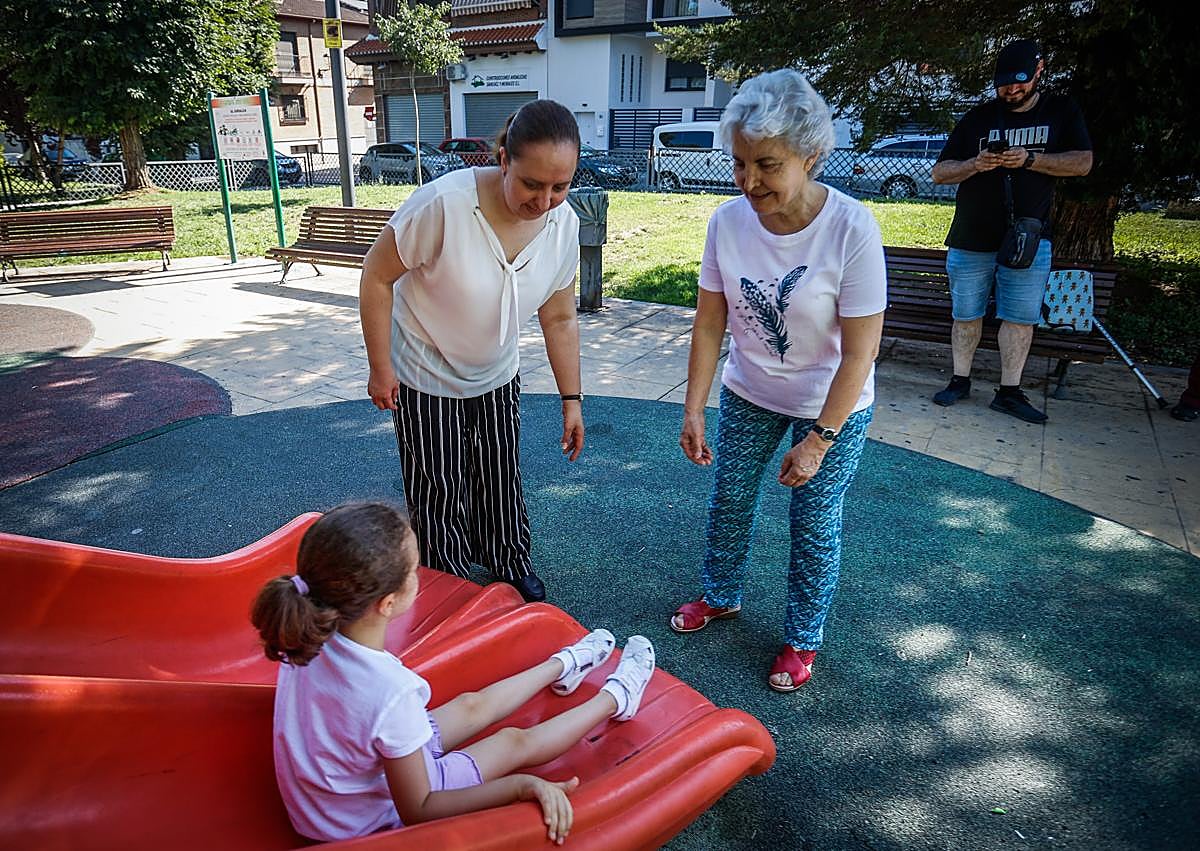 Imagen secundaria 1 - Inma y Conchi 'persiguen' a Alma por los toboganes de Maracena.