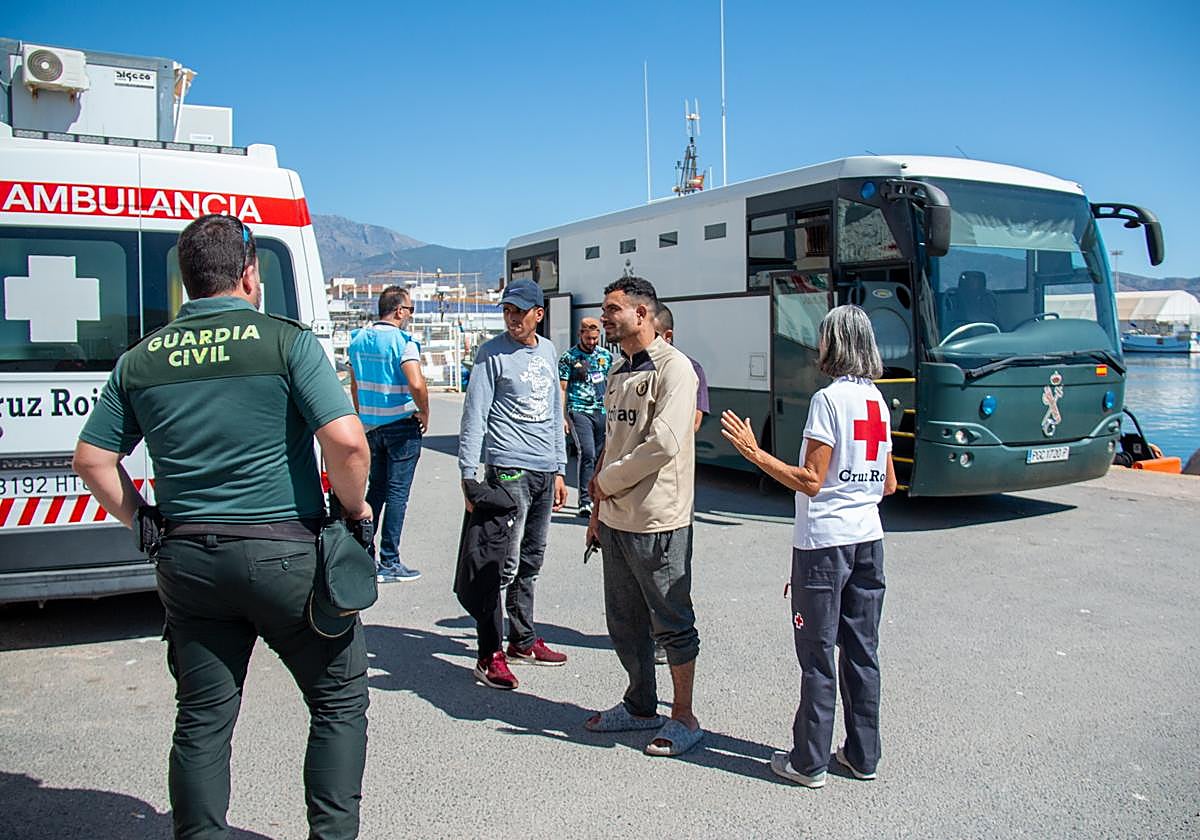 Llegada de una patera anterior a La Rábita