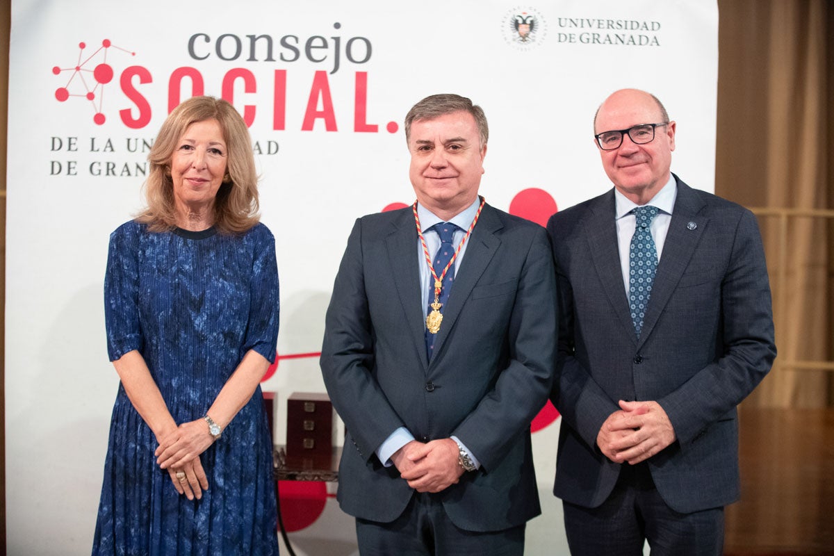 Las imágenes de la entrega de las medallas al Consejo Social de la UGR