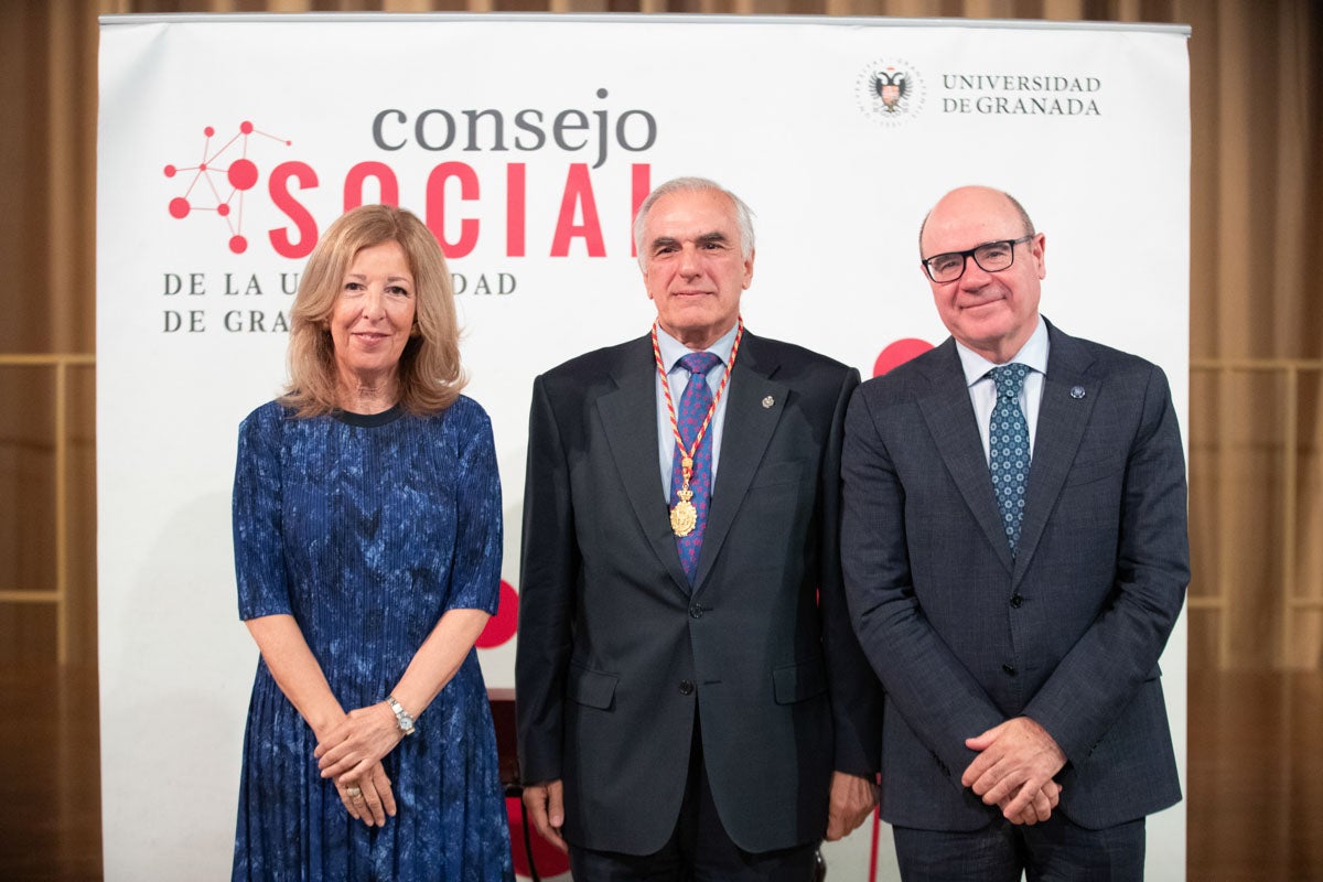 Las imágenes de la entrega de las medallas al Consejo Social de la UGR