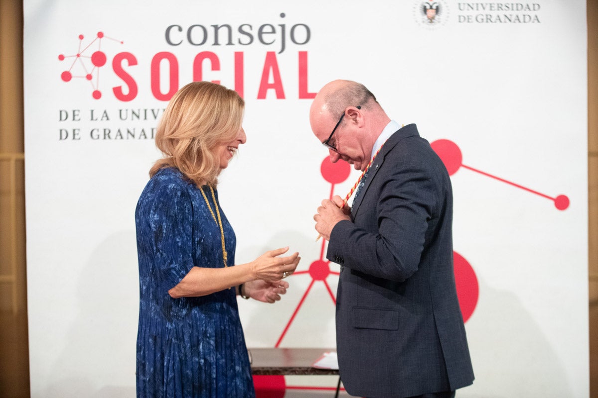 Las imágenes de la entrega de las medallas al Consejo Social de la UGR