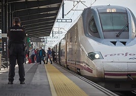 Pasajeros del AVE llegan a Granada desde Barcelona.