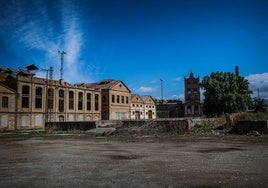 Vista del exterior de la vieja fábrica, con la Alcoholera, que centrará la primera fase de la rehabilitación, a la derecha.