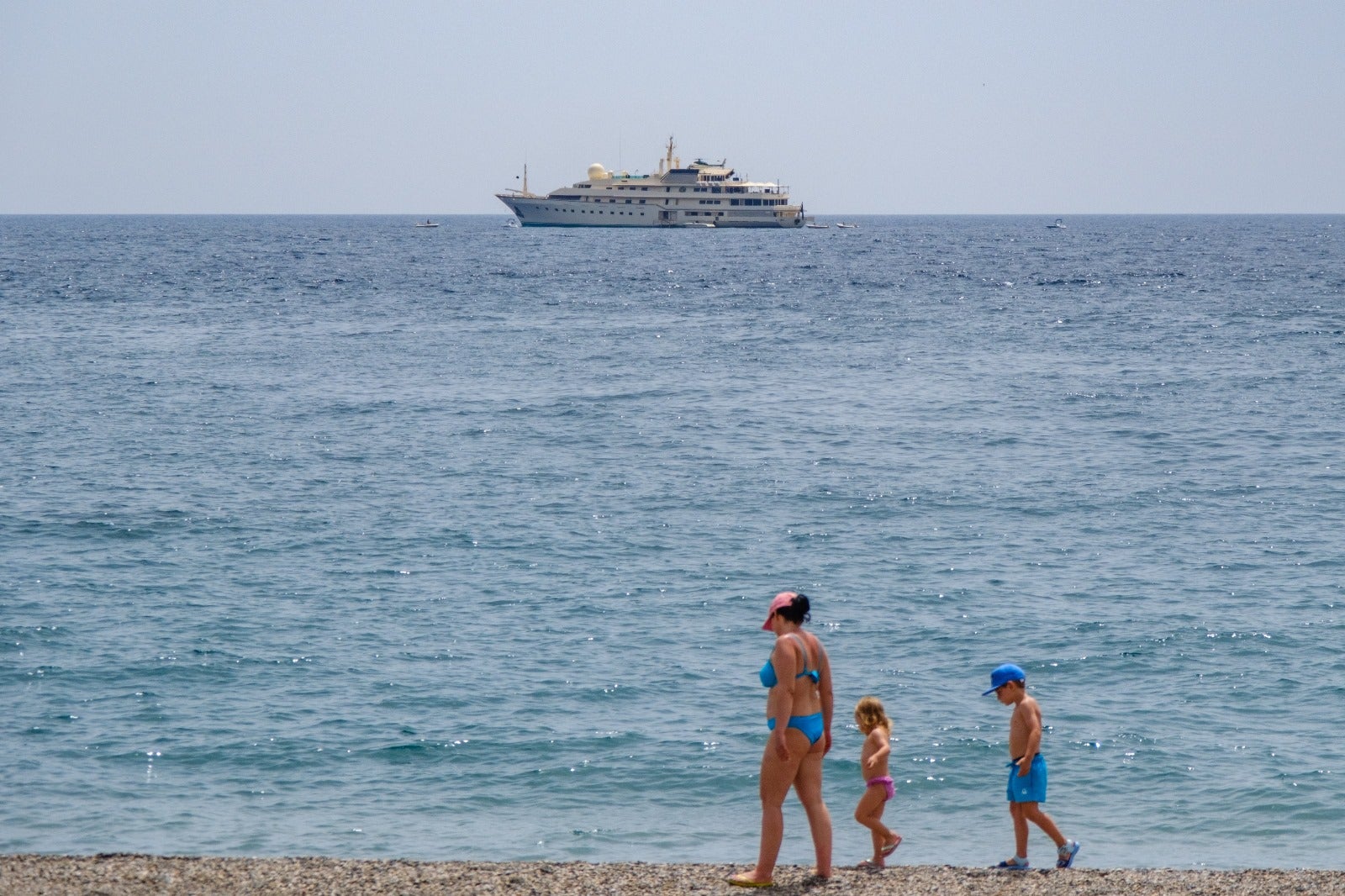 Las imágenes del yate de James Bond en las playas de Granada