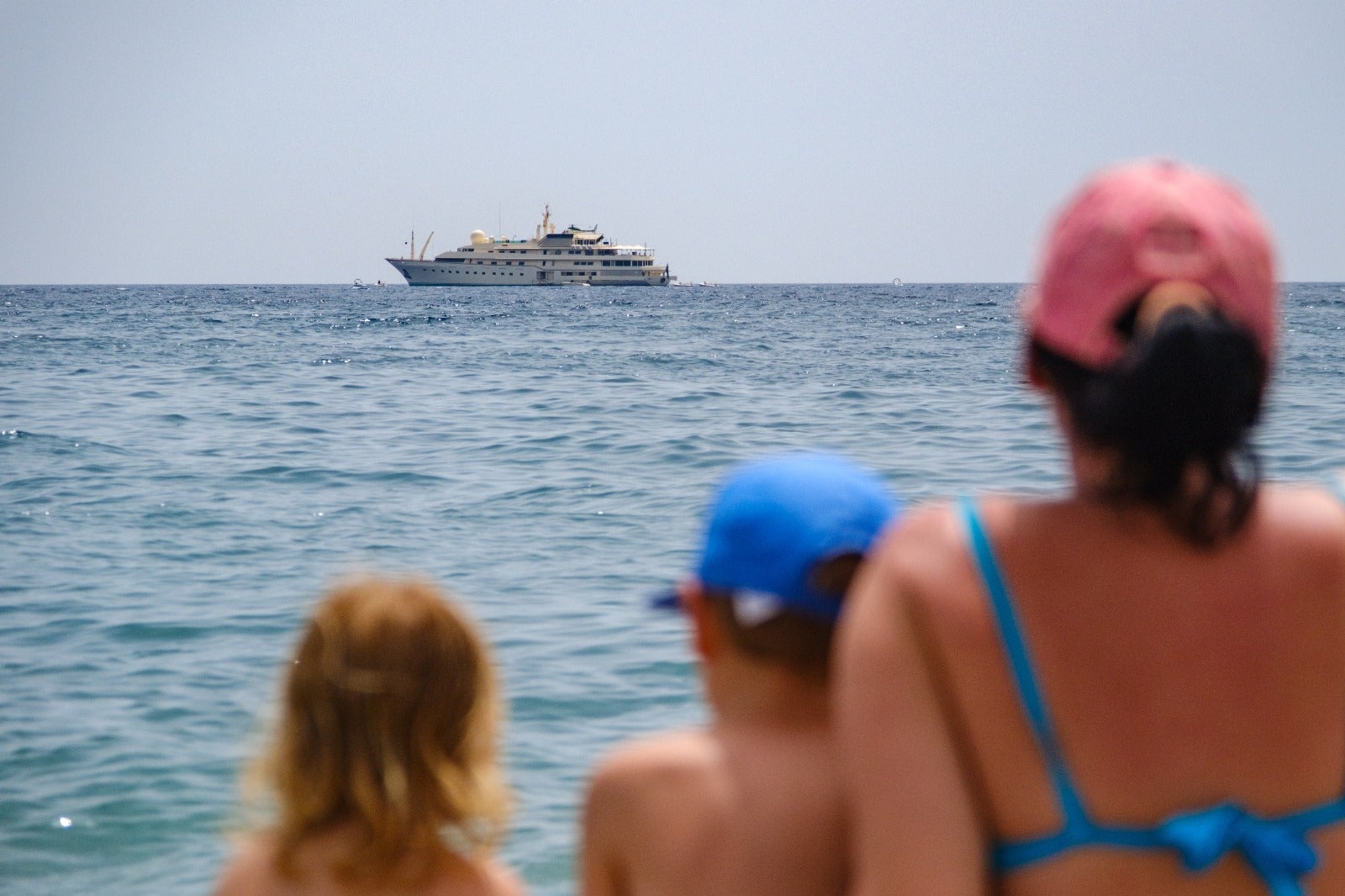 Las imágenes del yate de James Bond en las playas de Granada