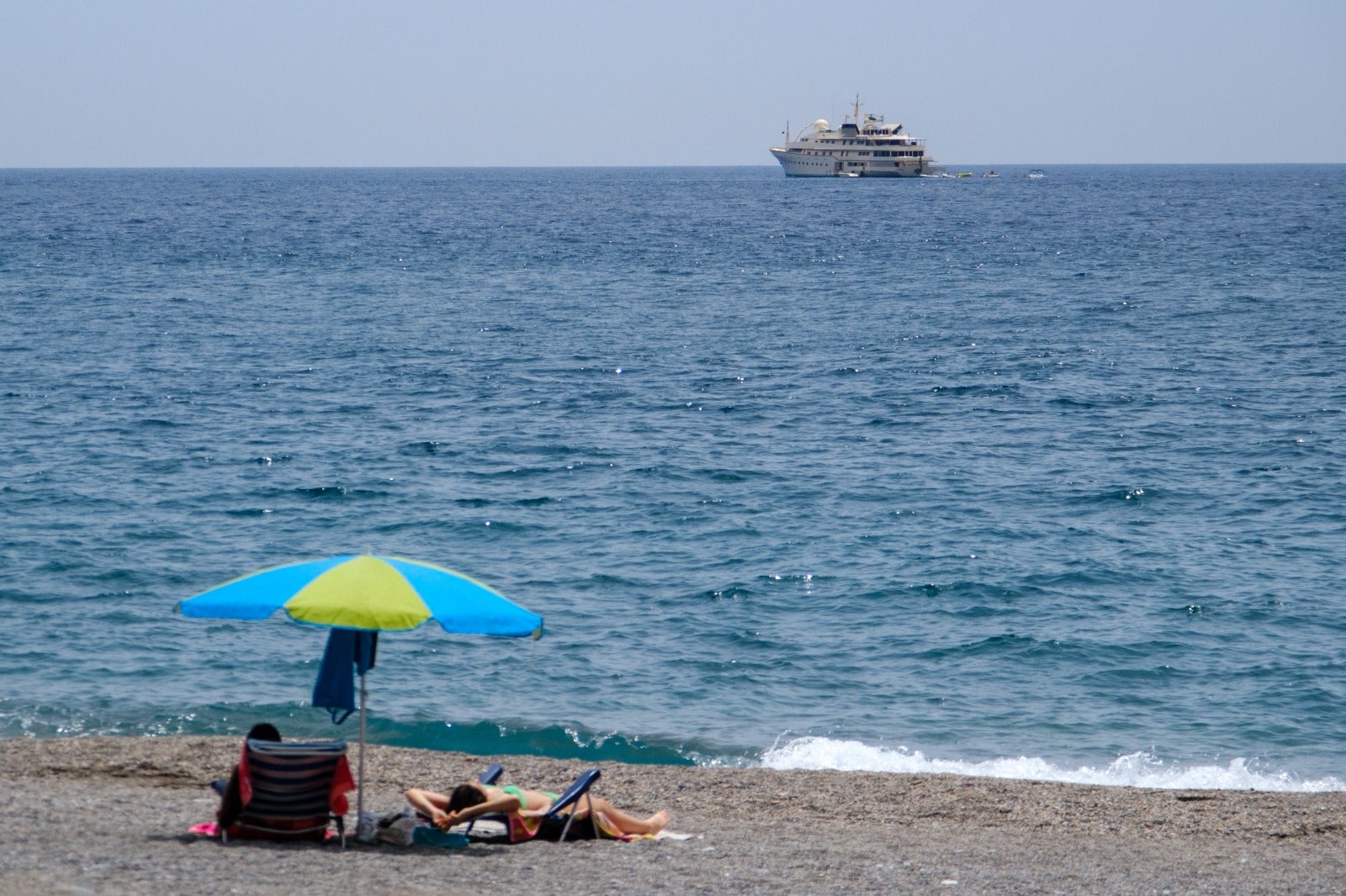 Las imágenes del yate de James Bond en las playas de Granada