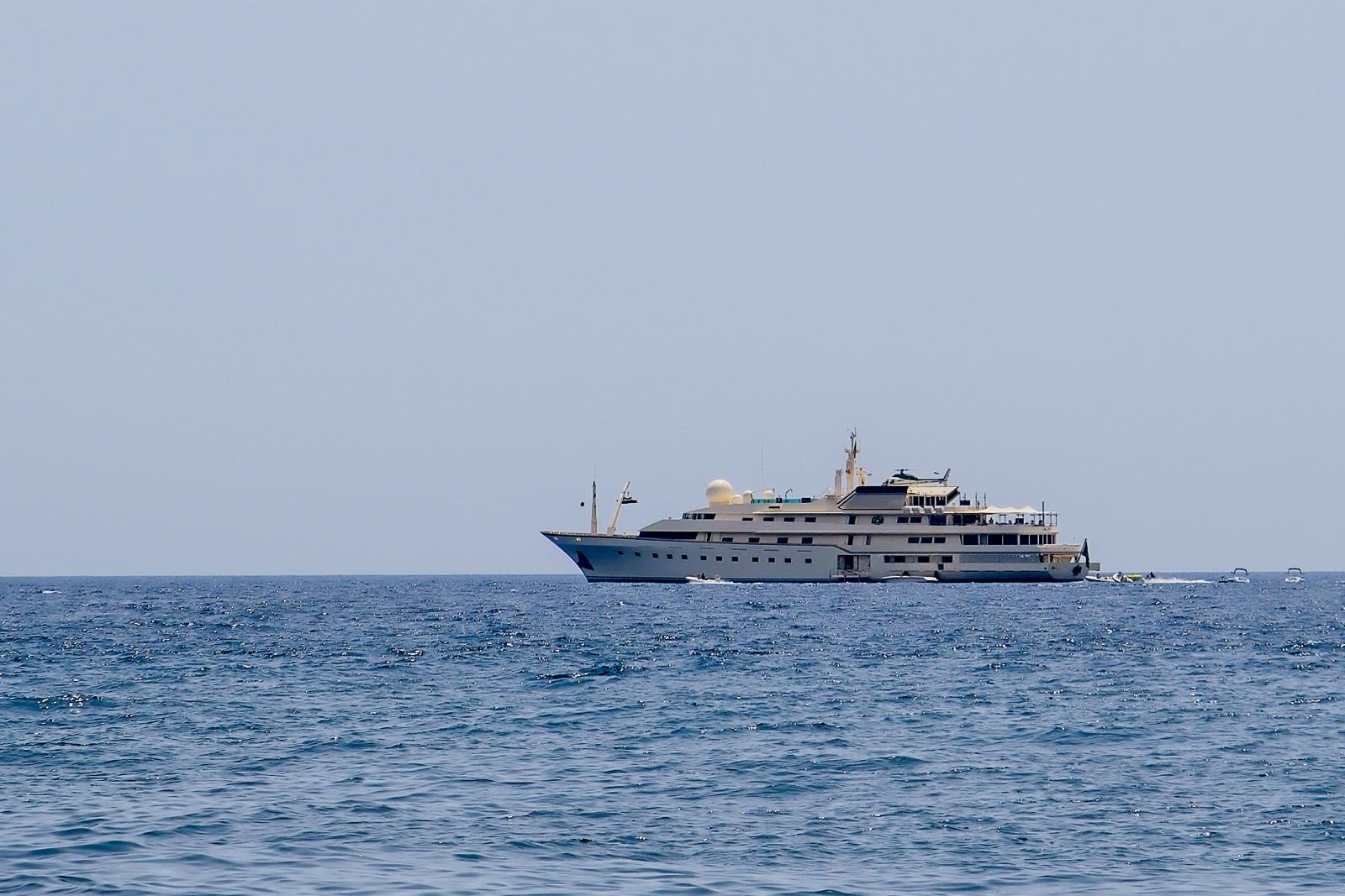 Las imágenes del yate de James Bond en las playas de Granada