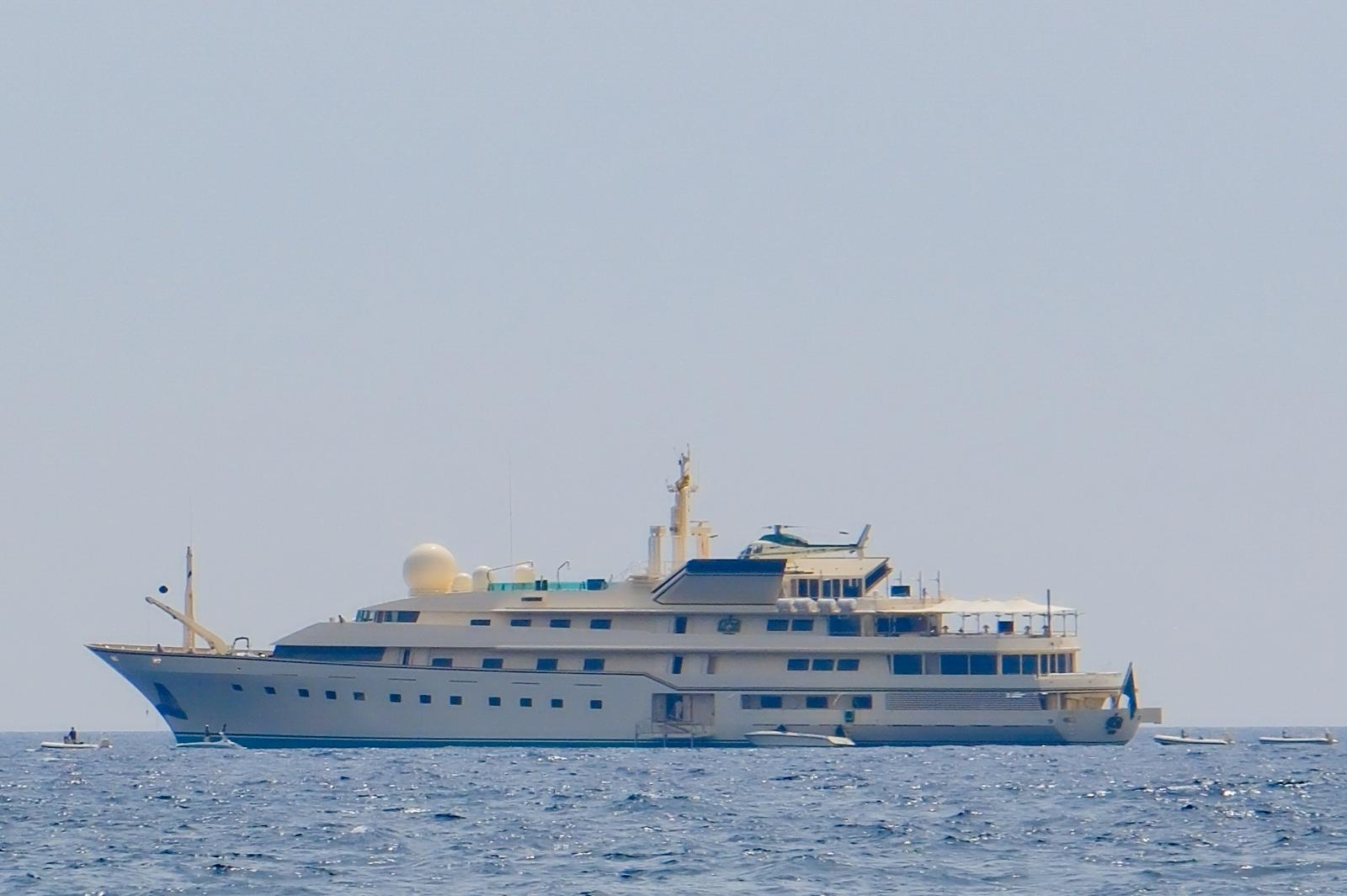 Las imágenes del yate de James Bond en las playas de Granada