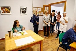 Carazo, acompañada por la concejala de Política Social, Familia, Discapacidad y Mayores, Amparo Arrabal, ha visitado este jueves un comedor social ubicado en el Distrito Norte.