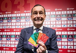 Alfredo García Amado, con los carnés del año pasado.