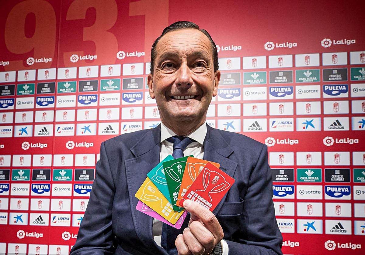 Alfredo García Amado, con los carnés del año pasado.