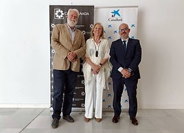 De izquierda a derecha: el director del Festival Internacional de Música y Danza de Granada, Antonio Moral; la presidenta de CajaGranada Fundación, María Elena Martín-Vivaldi; y el director comercial de CaixaBank en Granada y Jaén, Amador Carmona.