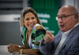 Karina Sainz Borgo y Eduardo Peralta, durante el Aula de Cultura, en la Biblioteca de Andalucía.