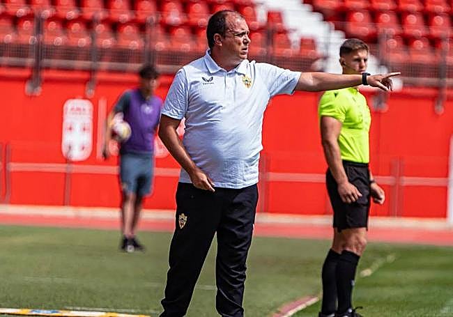 El técnico jiennense da órdenes desde la banda.