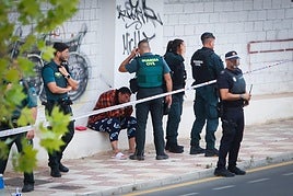 La Guardia Civil con una vecina de la zona.