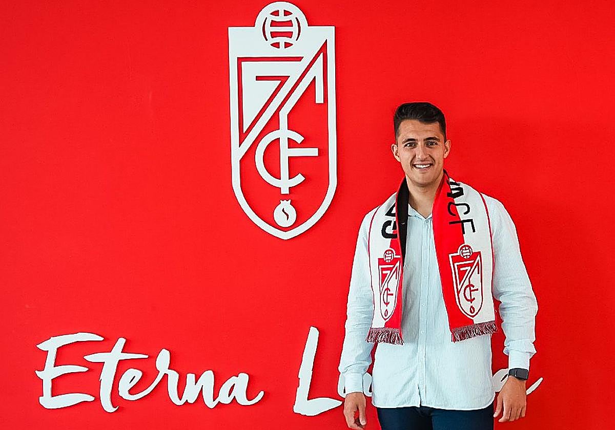 Arturo Ruiz posa como nuevo entrenador del Granada femenino.
