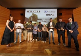 Foto de familia con los premiados de la gala.