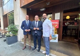 El presidente, Francis Rodríguez, el alcalde de Almuñécar, Juan José Ruiz Joya, y el chef José Pizarro, durante la promoción de Londres.