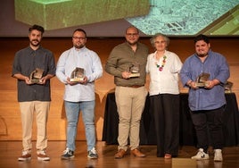 Juan Carlos García, Juan Aceituno, Javier Jurado, Remedios Morente (jefa de sección de IDEAL Jaén) y Juanjo Mesa posan tras recibir sus premios IDEALES.