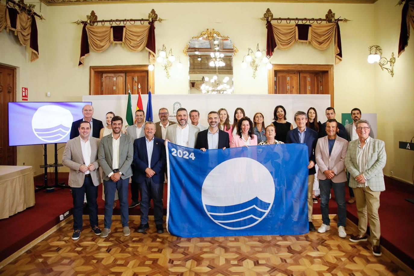 Acto de entrega de las banderas azules concedidas este año en Almería.